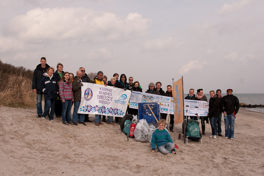 Teilnehmer des 6. Beach Clean-Ups in Rettin an der Ostsee freuen sich über ihren Erfolg