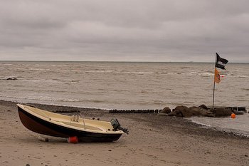 Gestrandetes Boot am Strand