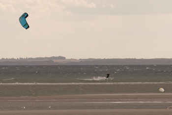 Kitesurfer auf der Ostsee vor Rettin