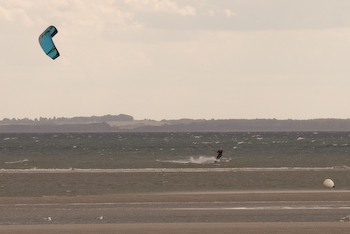 Kitesurfer auf der Ostsee vor Rettin