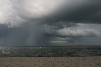 Wetterfront über der Ostsee vor Rettin